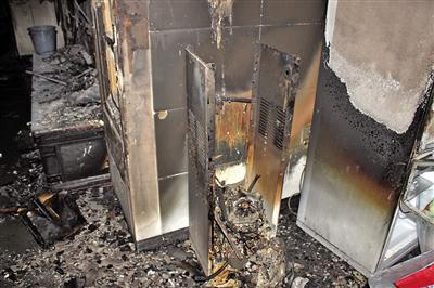 居民家中失火烧毁半个家，消火栓无水灭火器失灵